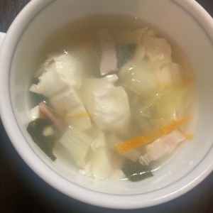 レタスとベーコンと豆腐のスープ